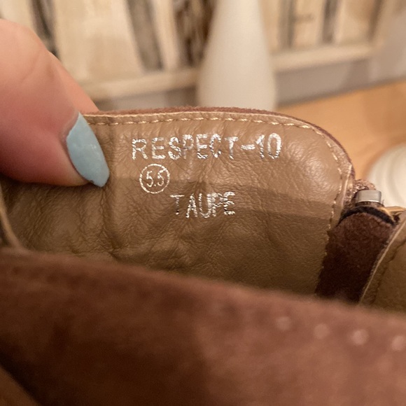 Cute taupe/brown wedge suede booties size 5.5 - Picture 6 of 8